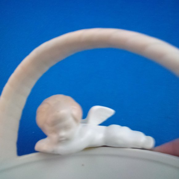 Vintage 1980s Fitz & Floyd porcelain basket with angel on edge - Picture 5 of 7